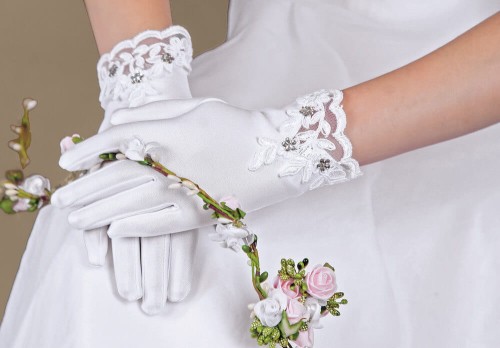 Rękawiczki komunijne z pełnymi palcami i eleganckim koronkowym mankietem.