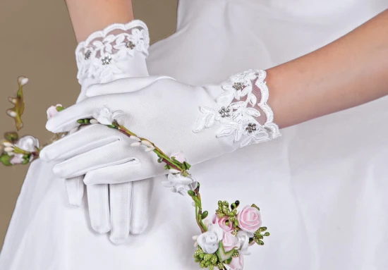 Rękawiczki komunijne z pełnymi palcami i eleganckim koronkowym mankietem.