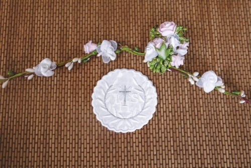 Haftowany emblemat z symbolem IHS i motywem hostii.