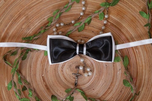 Muszka chłopięca (biało-czarna)