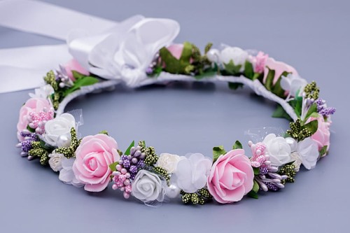 Pudrowo-różowe i białe różyczki tworzą elegancką, pastelową kompozycję.