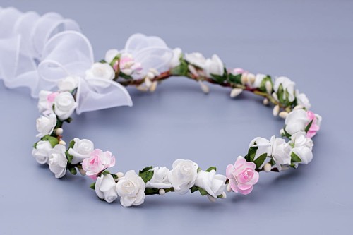 Drobne białe i różowe różyczki tworzą lekką, naturalną kompozycję.