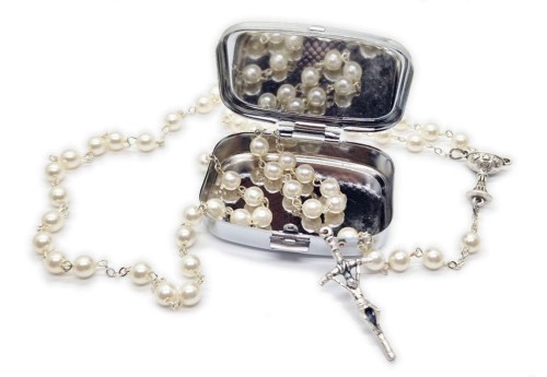 Różaniec w pudełku z imieniem IHS Komunia GRAWER