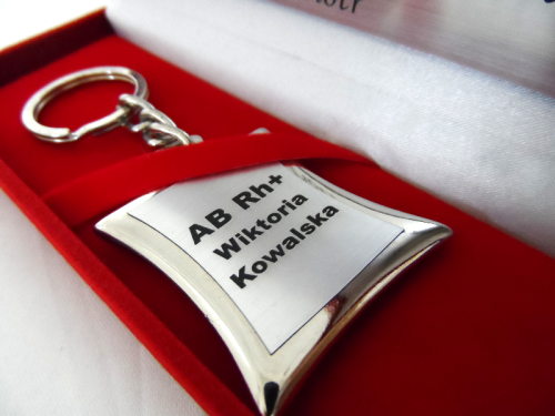 Srebrny brelok w ekskluzywny czerwonym pudełku z grawerem!