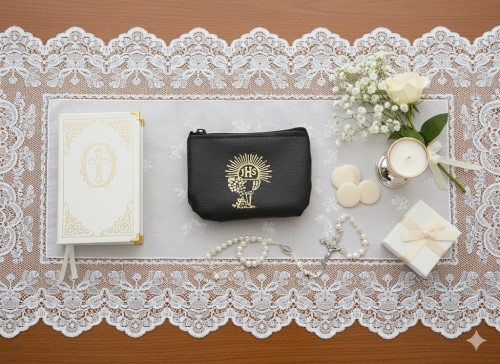 Etui na różaniec - EKO skórka, czarne, IHS na zamek w aranżacji komunijnej