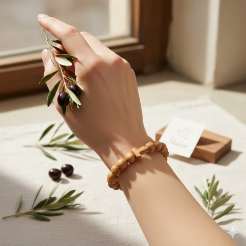 Bransoletka z drzewa oliwnego na dłoni