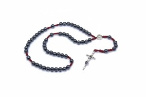 Różaniec Benedyktyński Hematyt – na sznurku makrama bordo