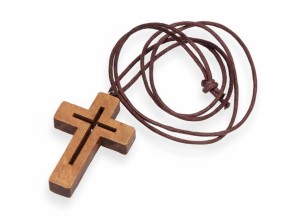 Krzyżyk drewniany z rzemykiem – symbol wiary i prostoty