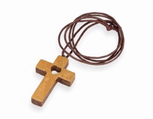 Krzyżyk drewniany z rzemykiem – symbol wiary i prostoty