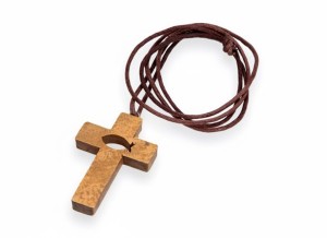 Krzyżyk drewniany z rzemykiem – symbol wiary i prostoty