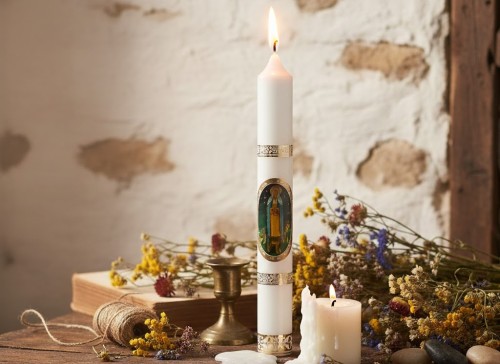 Gromnica – świeca z wizerunkiem Matki Bożej Gromnicznej, biała