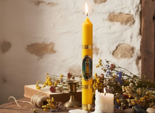 Gromnica – świeca z wizerunkiem Matki Bożej Gromnicznej, żólta