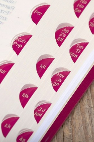 Biblia dla kobiet malinowa z paginatorami – Pismo Święte