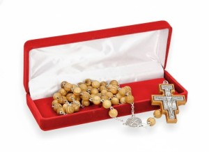 Różaniec z drzewa oliwnego z krzyżem San Damiano i medalem św. Benedykta w etui