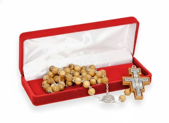 Różaniec z drzewa oliwnego z krzyżem San Damiano i medalem św. Benedykta w etui