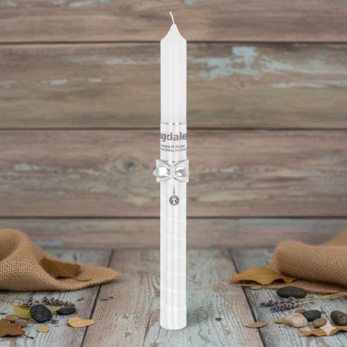 Detal medalika św. Benedykta ze srebra 925 umieszczonego na świecy chrzcielnej.