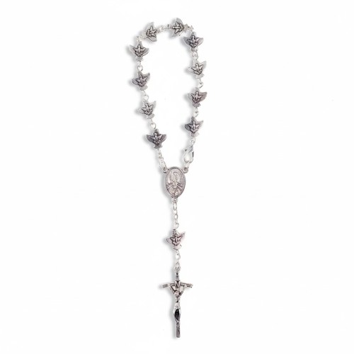 Dziesiątka różańca z medalikiem Ducha Świętego na tle naturalnych dekoracji — symbol modlitwy