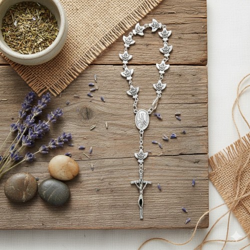 Szczegółowe zbliżenie krzyżyka i koralików w kształcie liści — eleganckie wykonanie i wyraźna linia detalu.