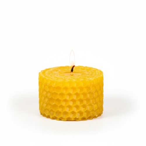 Świeca wykonana z węzy pszczelej zachwyca naturalnym wzorem komórek plastra miodu – każdy detal podkreśla jej prawdziwy, pszczeli rodowód.