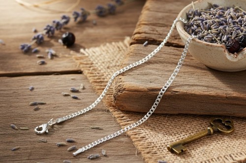 Łańcuszek pancerka łączy trwałość i klasyczną formę. Szlifowane ogniwa pięknie odbijają światło, a mocny splot sprawia, że biżuteria doskonale sprawdza się w codziennym noszeniu.