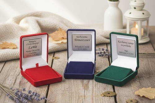 Każdy komplet otrzymujesz w eleganckim pudełku z możliwością grawerowania imienia, daty lub krótkiej sentencji. To idealny sposób, by podkreślić wagę sakramentu i stworzyć prezent jedyny w swoim rodzaju.