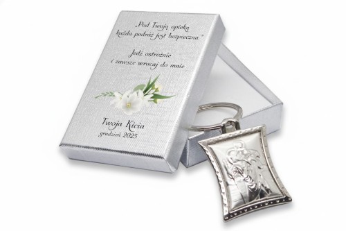 Brelok Świętego Krzysztofa wykonany z metalu laminowanego srebrem próby 925. Wizerunek patrona podróżnych nadaje mu głęboki wymiar duchowy i sprawia, że staje się czymś więcej niż tylko ozdobą.