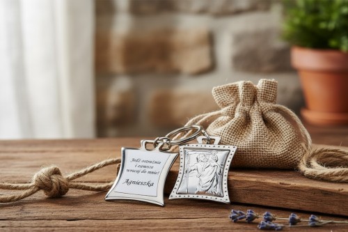 Personalizowany grawer na odwrocie pozwala umieścić imię, datę lub krótkie życzenie. Dzięki temu brelok staje się wyjątkową pamiątką, niosącą osobiste przesłanie i troskę o bezpieczeństwo bliskiej osoby.