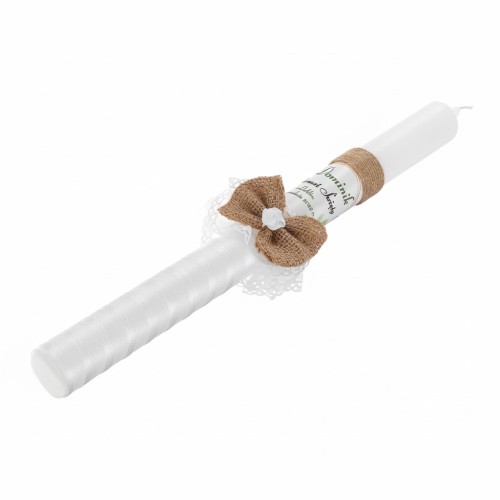 Eleganckie wykończenie w stylu eco Naturalna juta, szyfonowa tasiemka i delikatna różyczka tworzą subtelną, uroczystą dekorację, która harmonizuje z każdą stylizacją sakramentalną.