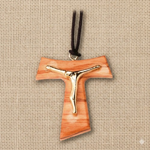 Delikatne zdobienie podkreśla sakralny charakter krzyżyka i jego modlitewny wymiar.