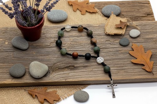 Makramowy sznurek – trwałe, ręczne plecenie.