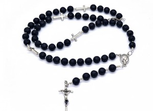 Różaniec papieski z lawy wulkanicznej – naturalny kamień, krzyż papieski