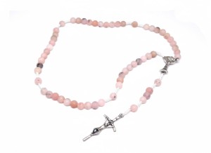 Różaniec komunijny IHS z opalu różowego – kamienie naturalne, makrama