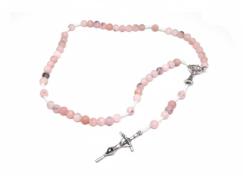 Delikatne barwy opalu różowego – pastelowe odcienie z naturalnymi żyłkami.