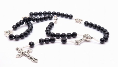 Naturalny onyks – głęboka, elegancka czerń o pięknym połysku.