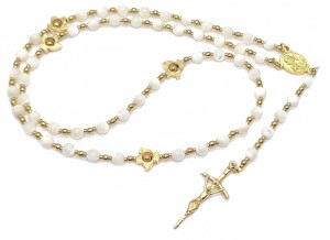 Różaniec komunijny IHS z masy perłowej – biały, złote wykończenie