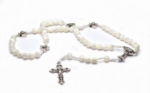 Różaniec komunijny IHS z masy perłowej – kamienie naturalne, makrama