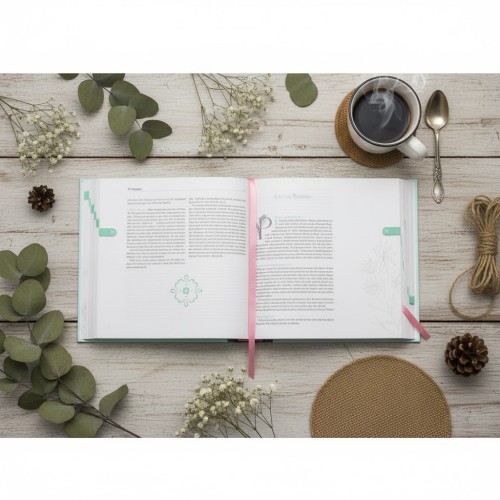 Twarda oprawa z tasiemką – trwałość i komfort codziennego użytkowania.