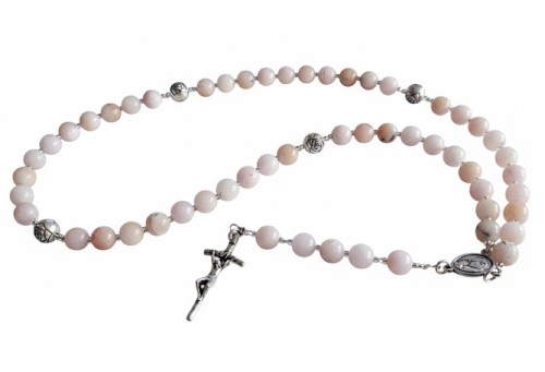 Opal Różowy 8 mm – naturalne pastelowe odcienie i subtelne przejścia barw.