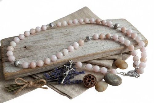 Klasyczny krzyż – eleganckie wykończenie różańca.