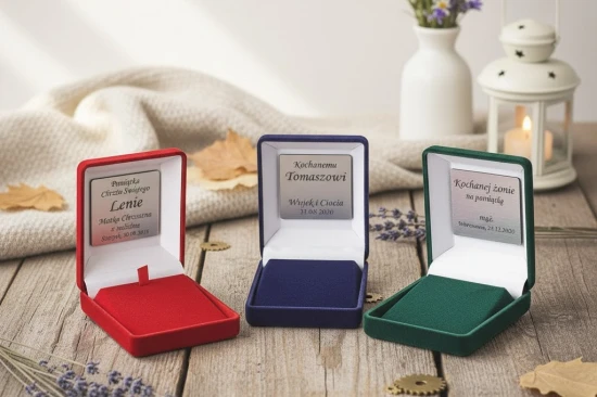Pudełko z dedykacją – elegancka oprawa pamiątki z personalizowaną tabliczką.