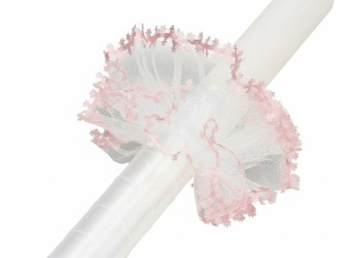 Delikatny stroik z szyfonu – lekka, półprzezroczysta ozdoba podkreślająca sakramentalny charakter świecy.