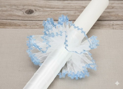 Subtelne wykończenie – elegancka forma idealna na Chrzest Święty, Komunię lub ślub.