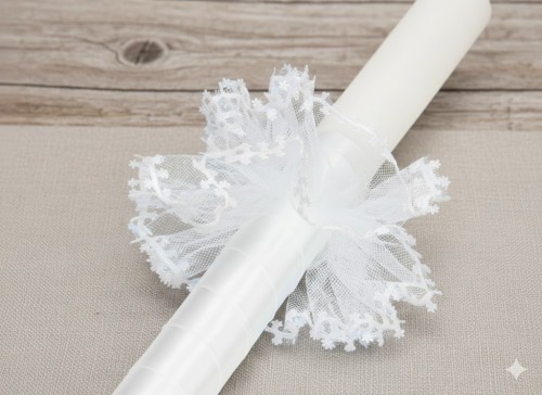 Kolory do wyboru – róż lub błękit, symbolizujące czystość, delikatność i duchową oprawę uroczystości.