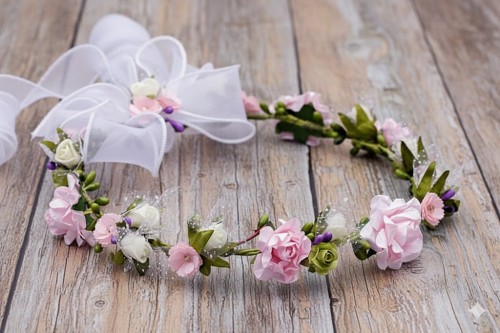 Elastyczny drucik ukryty w konstrukcji pozwala idealnie dopasować wianek do głowy dziecka.