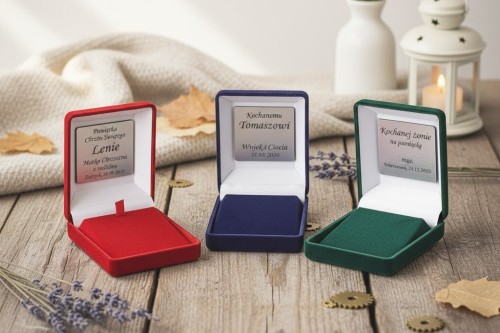 Pudełko z dedykacją – personalizowana tabliczka wewnątrz eleganckiego opakowania.