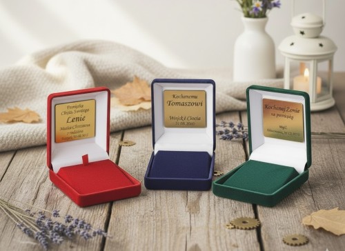 Pudełko prezentowe z grawerowaną dedykacją – osobista pamiątka na całe życie.