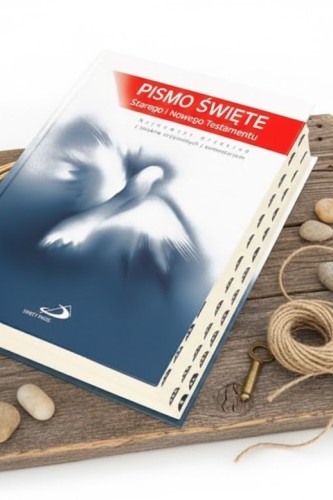 Bogate pomoce biblijne – komentarze, mapy i słownik ułatwiające zrozumienie tekstu.