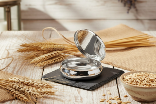 Personalizowane metalowe pudełko komunijne na różaniec z imieniem dziecka i symbolem IHS