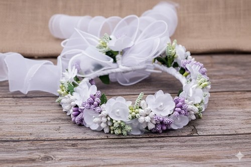 Zamknięta forma wianka zapewnia stabilność i komfort noszenia.