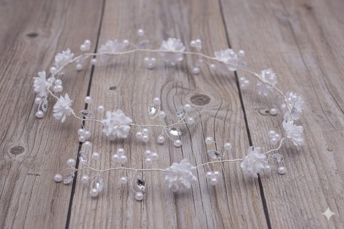 Elastyczny drucik umożliwia idealne dopasowanie do koka i upięć.